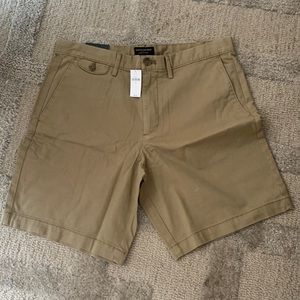 Men’s Banana Republic lived-in chino short.